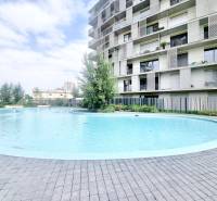 | EXKLUZÍVNE! | Krásny NOVÝ 2-izbový byt | 48m² | Čerešne - Bytový komplex pri bazéne v Bratislave na ulici Polianky, obklopený zeleňou a modernou architektúrou.
