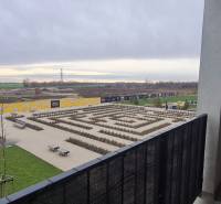 | Priestranný 3-izbový byt  | 80 ㎡ | Slnečnice-Petržalka - Balkón s výhľadom na park a stavebný pozemok v Bratislave na Zuzany Chalupovej.