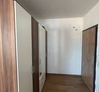 Na prenájom pekný 3 izbový byt s prakingom Novostavbe Slavomírova - Chodba so skriňou a drevenými dverami v 3-izbovom byte.
