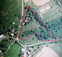 Dva malebné vidiecke domy na rozľahlom pozemku (1,6ha) v osade Prieloh - Letecký snímok ukazuje stavebný pozemok ohraničený čiarou, v blízkosti rodinných domov.