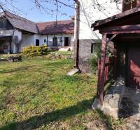 Dva malebné vidiecke domy na rozľahlom pozemku (1,6ha) v osade Prieloh - Záhrada, rodinný dom, posedenie, trávnatá plocha, drevený prístrešok, slnečné osvetlenie.