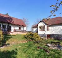 Dva malebné vidiecke domy na rozľahlom pozemku (1,6ha) v osade Prieloh - Rodinný dom so záhradou a ohniskom na dvore, ideálny na relax.