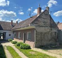 PREDAJ DOMU V ŠTEFANOVEJ S VEĽKÝM POZEMKOM - 2 399 m2 - Rodinný dom na Hlavnej ulici v Štefanovej so starším vidieckym dizajnom a úzkym dvorom.