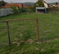 PREDAJ SP V ČASTEJ - 691 m2  ,,, ZNÍŽENÁ CENA,,, - Na obrázku je priestranný trávnatý pozemok na ulici Slnečná s rekreačnými prvkami.