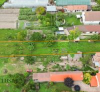 NA PREDAJ STAVEBNÝ POZEMOK - 1266 m², ROHOVCE - Pozemky - bývanie v Rohovciach, ohraničené zeleným trávnikom a okolím ľudských obydlí.