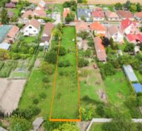NA PREDAJ STAVEBNÝ POZEMOK - 1266 m², ROHOVCE - Pozemky - bývanie v Rohovciach, vhodné na výstavbu, s množstvom zelene a ovocnými stromami.