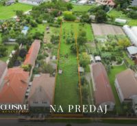 NA PREDAJ STAVEBNÝ POZEMOK - 1266 m², ROHOVCE - Pozemok na predaj v Rohovciach obklopený záhradami a domami, vhodný na bývanie.