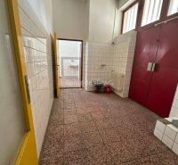 Dobré reality - Polyfunkčný objekt na predaj - Interiér budovy s dlažbou, bielymi dlaždicami, červenými dverami a umývadlom.