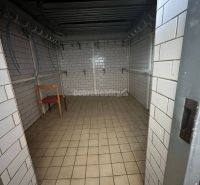 Dobré reality - Polyfunkčný objekt na predaj - Miesto so stenami obloženými bielymi dlaždicami a jednoduchou stoličkou.
