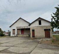 Dobré reality - Polyfunkčný objekt na predaj - Opustená budova v Tekovských Lužanoch s chátrajúcou fasádou a zanedbaným okolím.