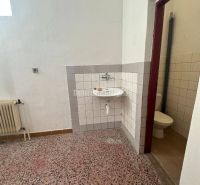 Dobré reality - Polyfunkčný objekt na predaj - Interiér budovy s umývadlom, toaletou a terazzo podlahou.