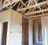 Výstavba inteligentného 4 izbového bungalovu v NM a okolí - Rozostavaný interiér v rodinnom dome na ulici Nové Mesto nad Váhom, drevené trámy.