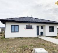 Výstavba inteligentného 4 izbového bungalovu v NM a okolí - Rodinný dom na ulici Nové Mesto nad Váhom s modernou strechou a veľkými oknami.
