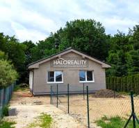 Predaj, rodinný dom Horné Dubové - NOVOSTAVBA - ZNÍŽ... - Rodinný dom v Hornom Dubovom obklopený zeleňou, s prístupovou cestou a oplotením.