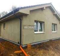 Predaj, rodinný dom Horné Dubové - NOVOSTAVBA - ZNÍŽ... - Rodinný dom s novou omietkou, plastovými oknami a inštalovanými dažďovými zvodmi.