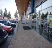 Obchodné priestory na prenájom v nákupnom centre RGB Javorina - Parkovisko s autami, obchodné priestory so sklom, na ulici Trenčianska, nadpis PEPCO.
