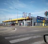 Obchodné priestory na prenájom v nákupnom centre RGB Javorina - Budova s obchodnými priestormi na ulici Trenčianska, obsahujúca logá obchodov.