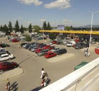 Obchodné priestory na prenájom v nákupnom centre RGB Javorina - Na ulici Trenčianska sú obchodné priestory, automobily parkujú pred budovou.