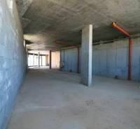 Predaj OP o výmere 86,62 m2 na predaj, Senec - Stavebný priestor na ulici Vtáčia vhodný pre obchodné priestory, pohľad na betónový interiér.