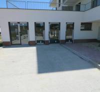 Predaj OP o výmere 86,62 m2 na predaj, Senec - Budova na ulici Vtáčia s obchodnými priestormi a parkovacou plochou pred vchodom.
