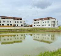 Predaj OP o výmere 86,62 m2 na predaj, Senec - Budovy pri jazierku na ulici Vtáčia, vhodné pre obchodné priestory a bývanie.