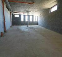 Predaj OP o výmere 86,62 m2 na predaj, Senec - Neviem určiť identitu osoby. Zobrazený je prázdny stavebný interiér na ulici Vtáčia.