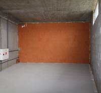 Predaj OP o výmere 86,62 m2 na predaj, Senec - Stavebný priestor na ulici Vtáčia, vhodný na obchodné priestory, s holými stenami a podlahou.