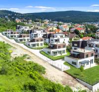 SKOLAUDOVANÉ! Predaj vily v projekte 