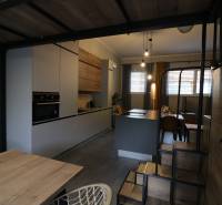 Na predaj byt vhodný aj na AIRBNB - Interiér 2-izbového bytu s kuchyňou a dreveným nábytkom na ulici Riazanská.