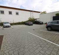Na predaj byt vhodný aj na AIRBNB - Parkovisko na ulici Riazanská, priestor pre dva autá, neďaleko 2-izbového bytu.