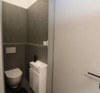 Na predaj byt vhodný aj na AIRBNB - Kúpeľňa s WC, sivým obkladom a bielou umývadlovou skrinkou. Riazanská a 2-izbový byt.