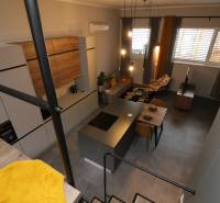 Na predaj byt vhodný aj na AIRBNB - Dvojpodlažný 2-izbový byt s modernou kuchyňou, obývačkou a príjemným osvetlením na ulici Riazanská.