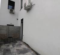Na predaj byt vhodný aj na AIRBNB - Terasa pri dome, s dvomi kreslami a stolíkom, na ulici Riazanská.