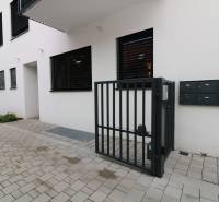 Na predaj byt vhodný aj na AIRBNB - Bytový dom na ulici Riazanská, vstupná brána a poštové schránky. 2-izbový byt priestor.