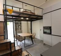 Na predaj byt vhodný aj na AIRBNB - Moderný interiér bytu na ulici Riazanská so schodmi a kuchyňou, 2-izbový priestor.