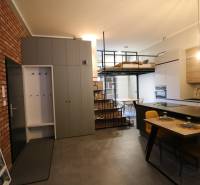Na predaj byt vhodný aj na AIRBNB - Interiér 2-izbového bytu s loftovým poschodím na ulici Riazanská, tehlová stena.