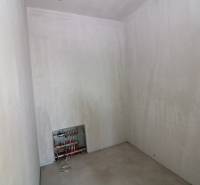 Mezonetový 5-izbový byt s terasou - Biela miestnosť v rodinnom dome s rozvodmi v stene a kresbou leva.