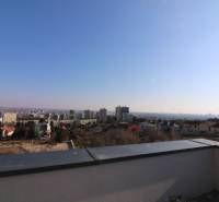 Na predaj slnečný rodinný dom v Rači - Panoráma mesta, výhľad z rodinného domu, vidieť strechy, domy, bytovky a neba.