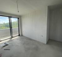 Na predaj slnečný rodinný dom v Rači - Interiér rodinného domu s veľkým balkónovým oknom a výhľadom na prírodu.