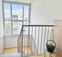 Na prenájom 3-izbový byt s lodžiou v Lamači - Schodisko s výhľadom na bytovku, Studenohorská 31, Bratislava - Lamač.