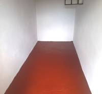 EXKLUZÍVNE - POZEMOK S GARÁŽOU V TURANOCH - Úzky interiér s bielymi stenami a hnedou podlahou, Pozemky - bývanie.