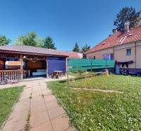 Rodinný dom v obci Zálesie - Záhrada rodinného domu v Zálesí s altánkom a trávnatou plochou.