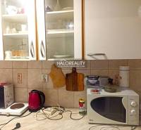 Predaj, chalupa Budmerice, PRIEHRADA - ZNÍŽENÁ CENA ... - Kuchyňa v chate s mikrovlnkou, rýchlovarnou kanvicou a nástennými skrinkami.