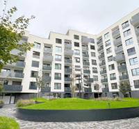 LUXUSNÝ 2i byt, KESSELBAUER, KLÍMA, LOGGIA, PARKING, Námestie 1.mája - Moderná bytová výstavba na Námestí 1. mája s elegantnými balkónmi a zelenými plochami.