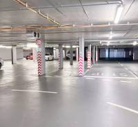 LUXUSNÝ 2i byt, KESSELBAUER, KLÍMA, LOGGIA, PARKING, Námestie 1.mája - Podzemné parkovisko, autá zaparkované na značených miestach s maximálnou výškou 2,1 metra.