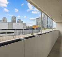 EXKLUZÍVNY MEZONETOVÝ 4i byt ( 103 m2 ), NADSTAVBA, KLÍMA, LOGGIA,NIVY - Balkón s výhľadom na moderné stavby v okolí ulice Páričkova, 4-izbový byt.
