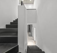 EXKLUZÍVNY MEZONETOVÝ 4i byt ( 103 m2 ), NADSTAVBA, KLÍMA, LOGGIA,NIVY - Čierno-biele schodisko vedie k otvorenej chodbe v priestrannom 4-izbovom byte.