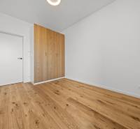 EXKLUZÍVNY MEZONETOVÝ 4i byt ( 103 m2 ), NADSTAVBA, KLÍMA, LOGGIA,NIVY - Izba s drevenou podlahou a šatníkom, vhodná pre 4-izbový byt na Páričkovej ulici.