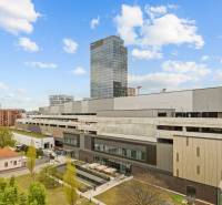 EXKLUZÍVNY MEZONETOVÝ 4i byt ( 103 m2 ), NADSTAVBA, KLÍMA, LOGGIA,NIVY - Pohľad na Páričkovu ulicu, moderná architektúra a panorámu mesta, blízko 4-izbového bytu.
