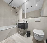 EXKLUZÍVNY MEZONETOVÝ 4i byt ( 103 m2 ), NADSTAVBA, KLÍMA, LOGGIA,NIVY - Kúpeľňa v 4-izbovom byte na ulici Páričkova s vaňou a závesným WC.